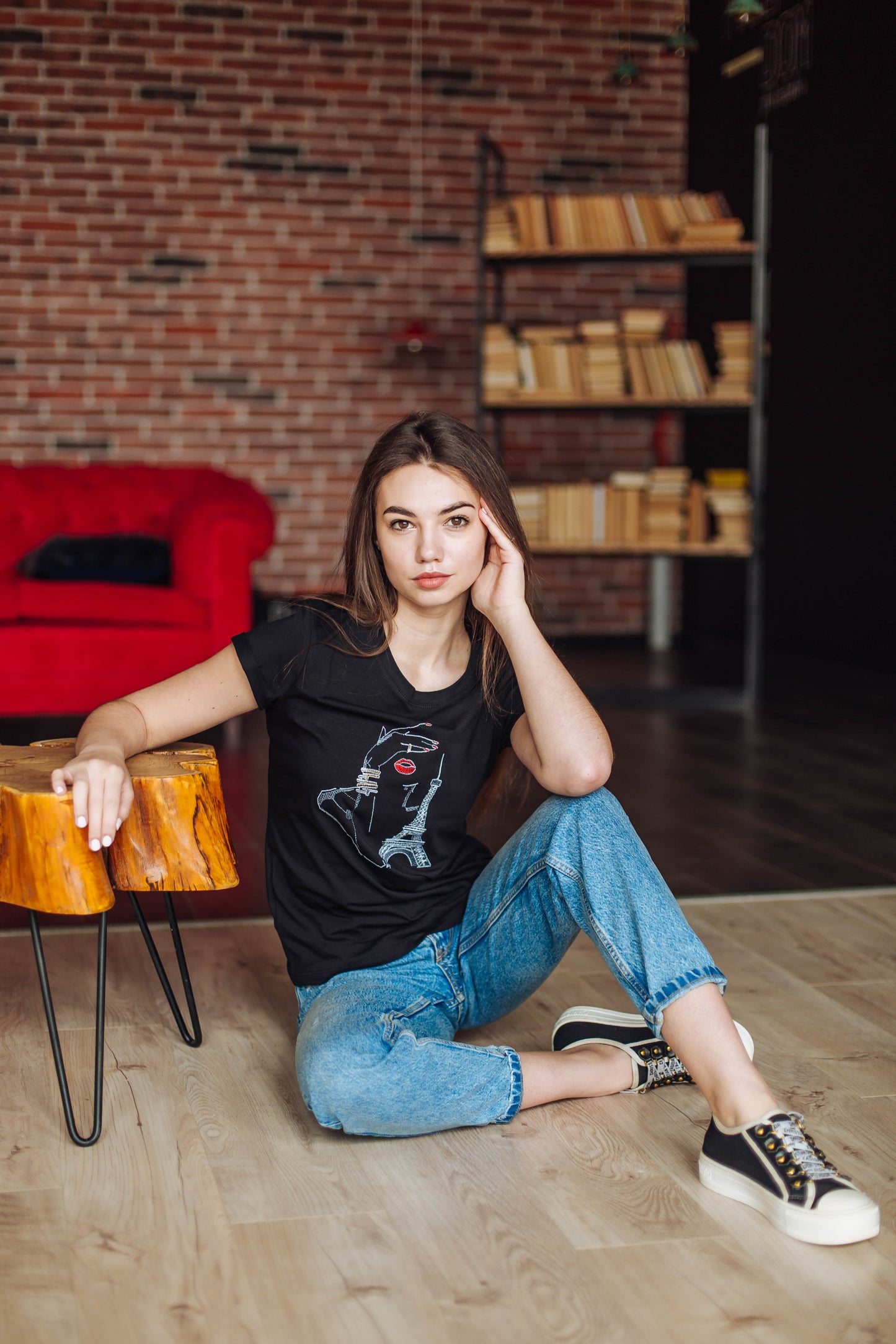 Size XL. Parisian Chic Black T-Shirt – Embroidered Eiffel Tower and Red Lips Design for Women