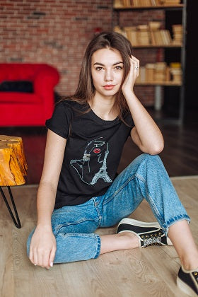 Size XL. Parisian Chic Black T-Shirt – Embroidered Eiffel Tower and Red Lips Design for Women