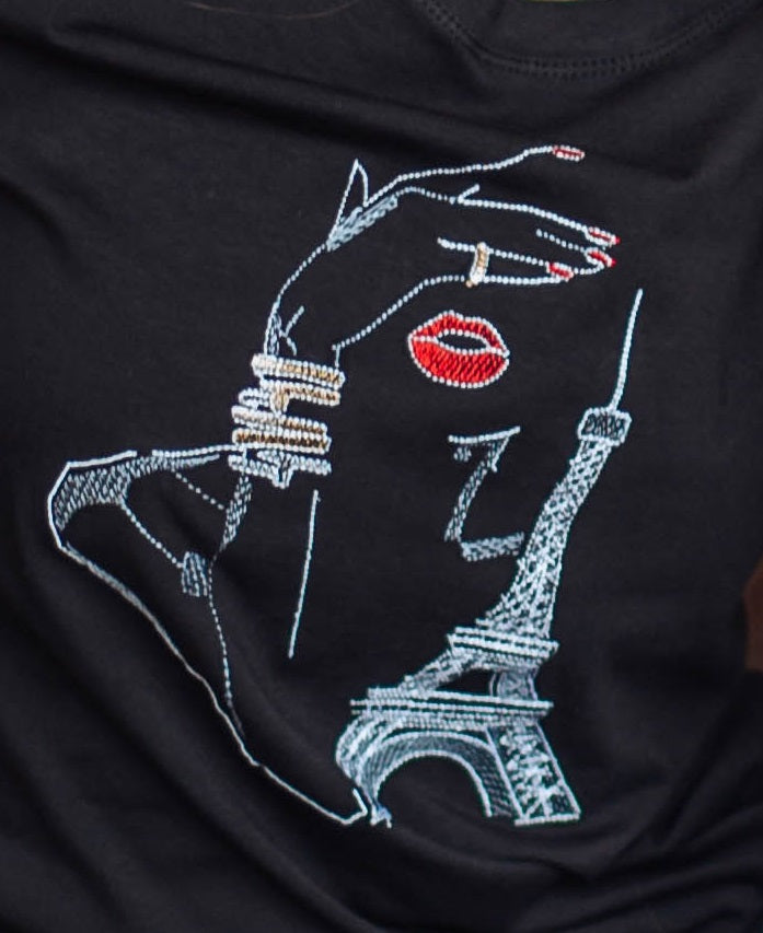 Size XL. Parisian Chic Black T-Shirt – Embroidered Eiffel Tower and Red Lips Design for Women