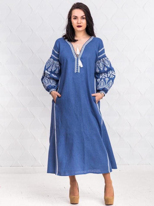 vestido bordado de lino, vestido bohemio largo, vestido estilo folk, outfit boho chic, bordado mexicano, moda hippie, vestido étnico, vestido azul de lino, vestido bordado ucraniano, vestido artesanal, moda artesanal, ropa bohemia, folk nouveau, vestido bordado elegante, bordado tradicional