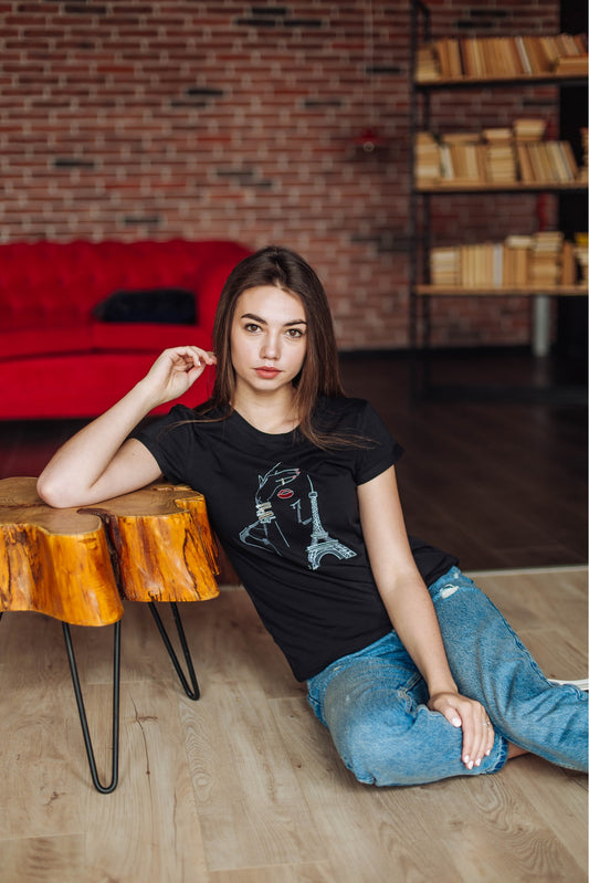 Size XL. Parisian Chic Black T-Shirt – Embroidered Eiffel Tower and Red Lips Design for Women