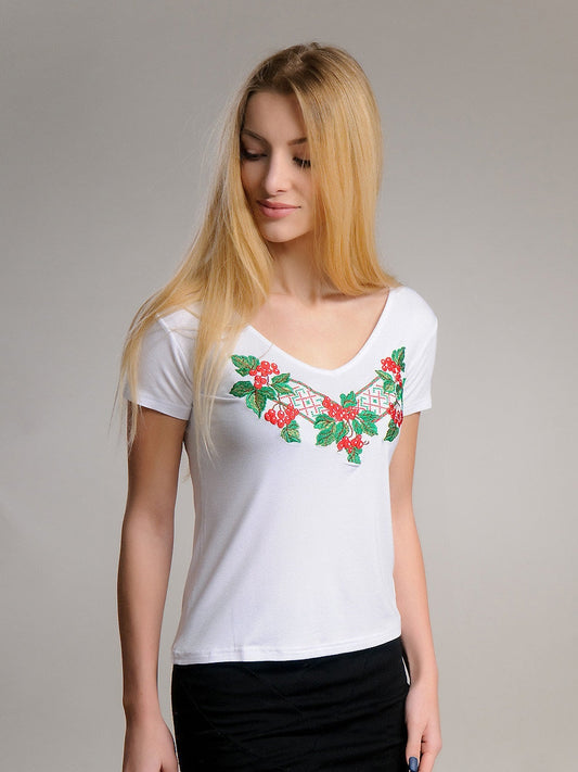 Disfruta de la elegancia atemporal con esta camiseta blanca bordada con un delicado diseño floral y folk. Confeccionada en algodón de alta calidad, combina comodidad, tradición y estilo moderno